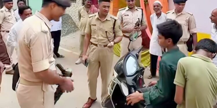 Jamshedpur asp in action : एएसपी ऋषभ त्रिवेदी ने पुलिस टीम के साथ मानगो के मुहर्रम अखाड़ों का किया निरीक्षण, बस्तियों में बिना हेलमेट, बिना लाइसेंस बाइक चालकों पर हुई कार्रवाई