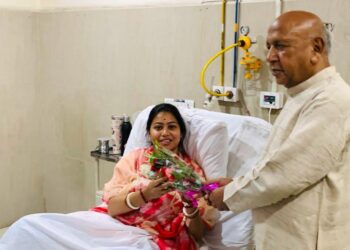 Jamshedpur east mla purnima sahu : यह कुछ हटकर खबर है, जमशेदपुर पूर्वी की बीमार विधायक पूर्णिमा साहू से मिलने पहुंचे विधायक सरयू राय