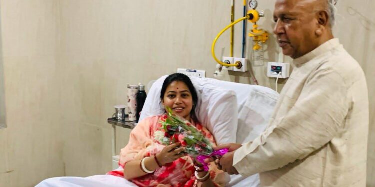 Jamshedpur east mla purnima sahu : यह कुछ हटकर खबर है, जमशेदपुर पूर्वी की बीमार विधायक पूर्णिमा साहू से मिलने पहुंचे विधायक सरयू राय