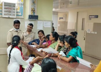 Jamshedpur mgm hospital hungama – एमजीएम अस्पताल की गायनिक ओपीडी के बाहर हंगामा, परिजनों और कर्मचारी के बीच विवाद