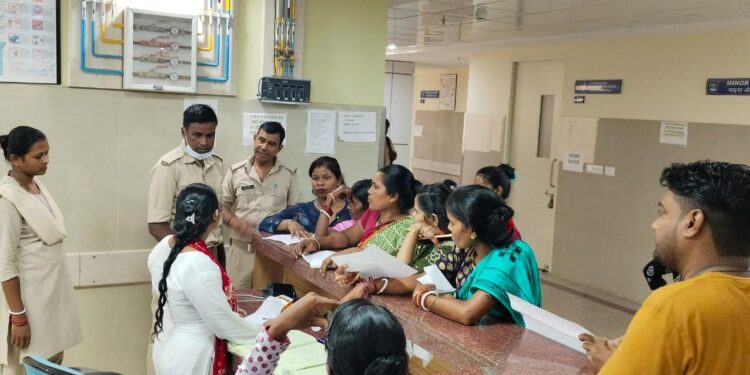 Jamshedpur mgm hospital hungama – एमजीएम अस्पताल की गायनिक ओपीडी के बाहर हंगामा, परिजनों और कर्मचारी के बीच विवाद