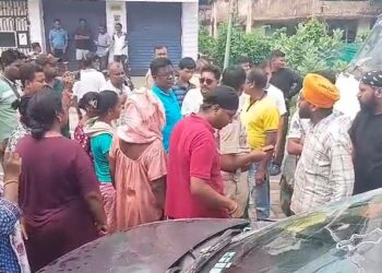 Jamshedpur accident: जमशेदपुर में नशे में ट्रक ड्राइवर ने कार सहित चार बाइकों को मारी टक्कर, फिर बाउंड्रीवाल से टकराया, मुआवजे की मांग को लेकर बिरसानगर मुख्य सड़क जाम