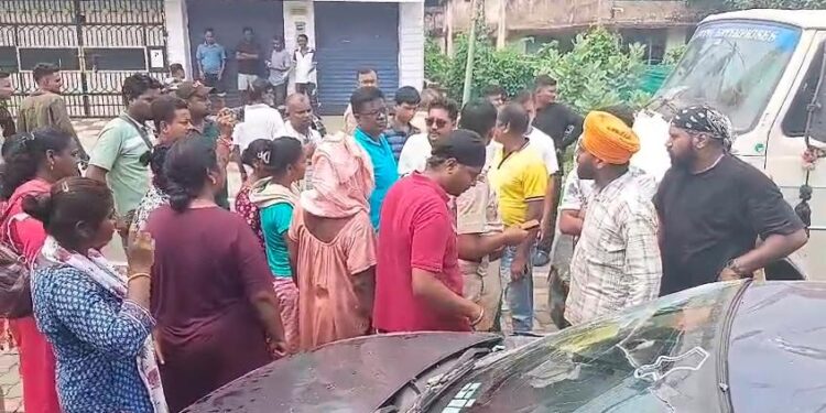 Jamshedpur accident: जमशेदपुर में नशे में ट्रक ड्राइवर ने कार सहित चार बाइकों को मारी टक्कर, फिर बाउंड्रीवाल से टकराया, मुआवजे की मांग को लेकर बिरसानगर मुख्य सड़क जाम