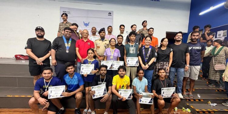 Jamshedpur badminton tournament: राउंड टेबल इंडिया के बैडमिंटन टूर्नामेंट में 250 से अधिक खिलाड़ियों ने लिया हिस्सा, विजेताओं को मिला नगद व ट्रॉफी