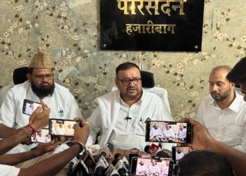 Jharkhand minority commission meet hazaribag murder victim families :  राज्य अल्पसंख्यक आयोग ने जाना हजारीबाग हत्याकांडों के पीड़ित परिवारों का दर्द, पीड़ित परिवारों से मिले चेयरमैन हिदायतुल्लाह खान, ट्रिपल मर्डर केस में पुलिस की भूमिका पर उठाए गंभीर सवाल
