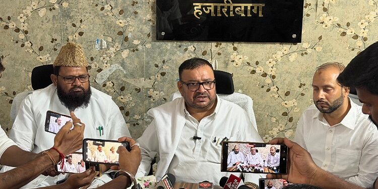 Jharkhand minority commission meet hazaribag murder victim families :  राज्य अल्पसंख्यक आयोग ने जाना हजारीबाग हत्याकांडों के पीड़ित परिवारों का दर्द, पीड़ित परिवारों से मिले चेयरमैन हिदायतुल्लाह खान, ट्रिपल मर्डर केस में पुलिस की भूमिका पर उठाए गंभीर सवाल