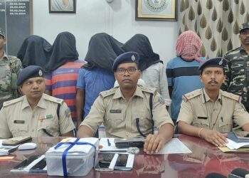West singhbhum 5 arrested in murder case : चक्रधरपुर के गुइगांव में संजय बोयपाई हत्याकांड में पांच आरोपी गिरफ्तार, पुलिस ने हत्या में प्रयुक्त देसी कट्टा व बाइक भी की बरामद, गिरफ्तार बीजू चौधरी ने पुराने भूमि विवाद में चार अन्य के साथ मिल कर की हत्या