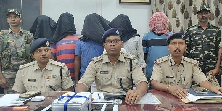 West singhbhum 5 arrested in murder case : चक्रधरपुर के गुइगांव में संजय बोयपाई हत्याकांड में पांच आरोपी गिरफ्तार, पुलिस ने हत्या में प्रयुक्त देसी कट्टा व बाइक भी की बरामद, गिरफ्तार बीजू चौधरी ने पुराने भूमि विवाद में चार अन्य के साथ मिल कर की हत्या
