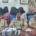 West singhbhum 5 arrested in murder case : चक्रधरपुर के गुइगांव में संजय बोयपाई हत्याकांड में पांच आरोपी गिरफ्तार, पुलिस ने हत्या में प्रयुक्त देसी कट्टा व बाइक भी की बरामद, गिरफ्तार बीजू चौधरी ने पुराने भूमि विवाद में चार अन्य के साथ मिल कर की हत्या