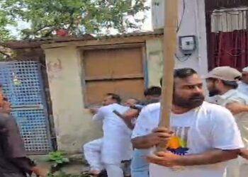 Jamshedpur clash : मानगो में दबंगों ने की 35 साल पुराने घर का दरवाजा बंद कराने की कोशिश, घर में घुस कर महिलाओं के साथ की मारपीट, घर की एक गर्भवती महिला से भी की गई मारपीट