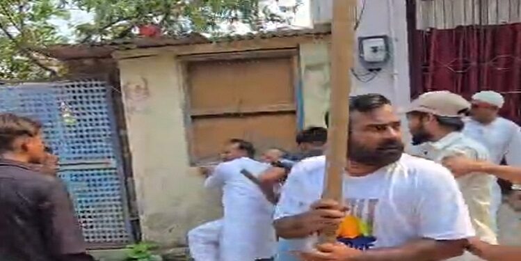 Jamshedpur clash : मानगो में दबंगों ने की 35 साल पुराने घर का दरवाजा बंद कराने की कोशिश, घर में घुस कर महिलाओं के साथ की मारपीट, घर की एक गर्भवती महिला से भी की गई मारपीट