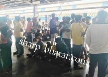 Jamshedpur rail contract worker dies due to burn injury : टाटानगर रेल यार्ड में करंट लगने से घायल तकनीशियन की टीएमएच में इलाज के दौरान मौत, परिजनों ने दर्ज कराया एफआइआर, दोषी अधिकारियों पर की कार्रवाई की मांग Jamshedpur rail contract worker dies due to burn injury : टाटानगर रेल यार्ड में करंट लगने से घायल तकनीशियन की टीएमएच में इलाज के दौरान मौत, परिजनों ने दर्ज कराया एफआइआर, दोषी अधिकारियों पर की कार्रवाई की मांग