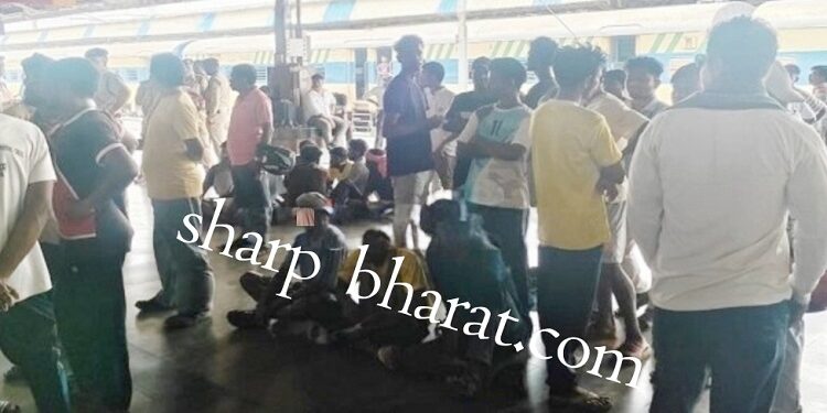 Jamshedpur rail contract worker dies due to burn injury : टाटानगर रेल यार्ड में करंट लगने से घायल तकनीशियन की टीएमएच में इलाज के दौरान मौत, परिजनों ने दर्ज कराया एफआइआर, दोषी अधिकारियों पर की कार्रवाई की मांग Jamshedpur rail contract worker dies due to burn injury : टाटानगर रेल यार्ड में करंट लगने से घायल तकनीशियन की टीएमएच में इलाज के दौरान मौत, परिजनों ने दर्ज कराया एफआइआर, दोषी अधिकारियों पर की कार्रवाई की मांग