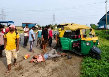Chandil 6 injured in road accident : चांडिल क्षेत्र में एनएच33 पर दो ऑटो में सीधी टक्कर में दोनों चालकों सहित छह लोग जख्मी, सभी को गंभीर हालत में एमजीएम अस्पताल लाकर कराया गया भर्ती Chandil 6 injured in road accident : चांडिल क्षेत्र में एनएच33 पर दो ऑटो में सीधी टक्कर में दोनों चालकों सहित छह लोग जख्मी, सभी को गंभीर हालत में एमजीएम अस्पताल लाकर कराया गया भर्ती