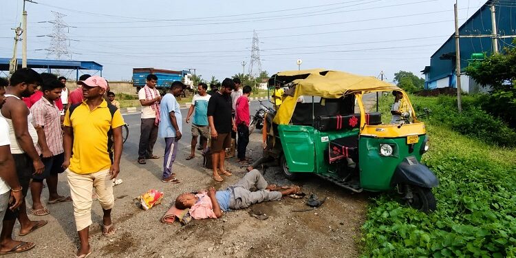 Chandil 6 injured in road accident : चांडिल क्षेत्र में एनएच33 पर दो ऑटो में सीधी टक्कर में दोनों चालकों सहित छह लोग जख्मी, सभी को गंभीर हालत में एमजीएम अस्पताल लाकर कराया गया भर्ती