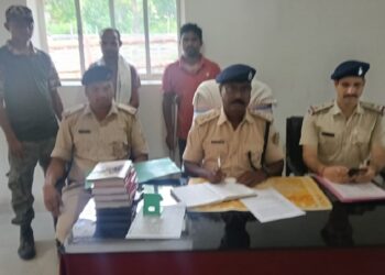West singhbhum two thieves arrested : कुमारडुंगी के अंधारी एकलव्य विद्यालय में चोरी के दो आरोपी गिरफ्तार, दोनों की निशानदेही पर चोरी गए लोहे के बेड, गद्दे व पंखे भी बरामद