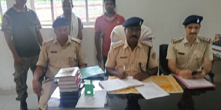 West singhbhum two thieves arrested : कुमारडुंगी के अंधारी एकलव्य विद्यालय में चोरी के दो आरोपी गिरफ्तार, दोनों की निशानदेही पर चोरी गए लोहे के बेड, गद्दे व पंखे भी बरामद