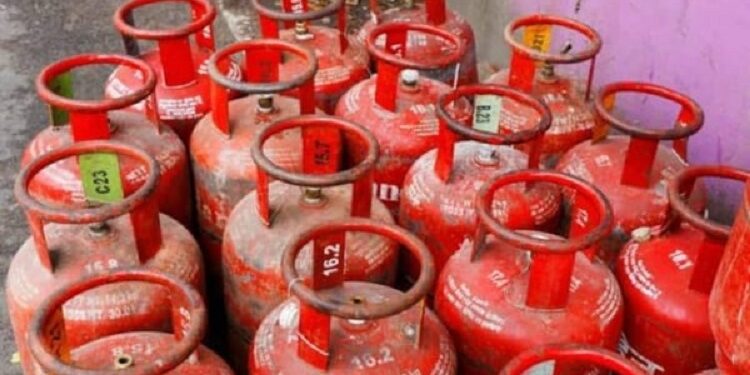 Jamshedpur lpg price hike : रसोई गैस फिर हुई महंगी, घरेलू एलपीजी सिलेंडर की कीमत में 29 रुपये की बढ़ोतरी, ग्राहकों को 14.2 किलो के एलपीजी सिलेंडर के लिए अब चुकाने होंगे 981.5 रुपये