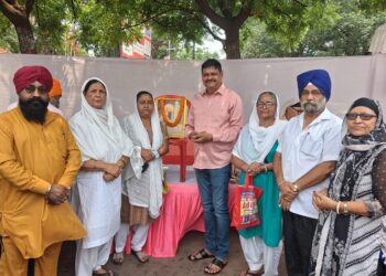 Jamshedpur sikh samaj in service of humanity : टाटानगर स्टेशन चौक में गूंजी गुरवाणी, शबील लगाकर राहगीरों को पहुंचाई गई राहत, श्री गुरु अर्जुन देव जी को लौहनगरी की कई शख्सियतों ने दी श्रद्धांजलि Jamshedpur sikh samaj in service of humanity : टाटानगर स्टेशन चौक में गूंजी गुरवाणी, शबील लगाकर राहगीरों को पहुंचाई गई राहत, श्री गुरु अर्जुन देव जी को लौहनगरी की कई शख्सियतों ने दी श्रद्धांजलि