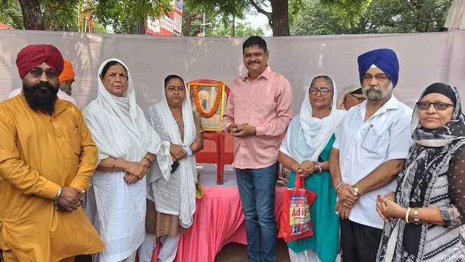 Jamshedpur sikh samaj in service of humanity : टाटानगर स्टेशन चौक में गूंजी गुरवाणी, शबील लगाकर राहगीरों को पहुंचाई गई राहत, श्री गुरु अर्जुन देव जी को लौहनगरी की कई शख्सियतों ने दी श्रद्धांजलि Jamshedpur sikh samaj in service of humanity : टाटानगर स्टेशन चौक में गूंजी गुरवाणी, शबील लगाकर राहगीरों को पहुंचाई गई राहत, श्री गुरु अर्जुन देव जी को लौहनगरी की कई शख्सियतों ने दी श्रद्धांजलि