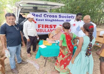 Jamshedpur red cross health camp : जमशेदपुर रेड क्रॉस सोसाइटी की टीम पहुंची सबर ग्राम दारिसाई, सबर बच्चों के साथ ही गांव के सारे लोग मिले कुपोषित, ग्रामीणों की जांच कर दी गई दवाइयां Jamshedpur red cross health camp : जमशेदपुर रेड क्रॉस सोसाइटी की टीम पहुंची सबर ग्राम दारिसाई, सबर बच्चों के साथ ही गांव के सारे लोग मिले कुपोषित, ग्रामीणों की जांच कर दी गई दवाइयां