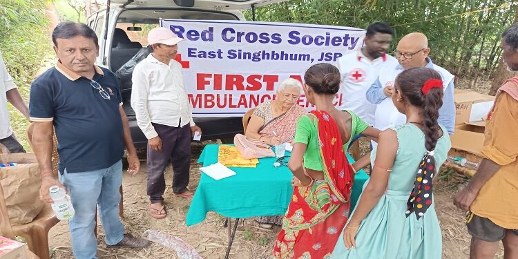 Jamshedpur red cross health camp : जमशेदपुर रेड क्रॉस सोसाइटी की टीम पहुंची सबर ग्राम दारिसाई, सबर बच्चों के साथ ही गांव के सारे लोग मिले कुपोषित, ग्रामीणों की जांच कर दी गई दवाइयां