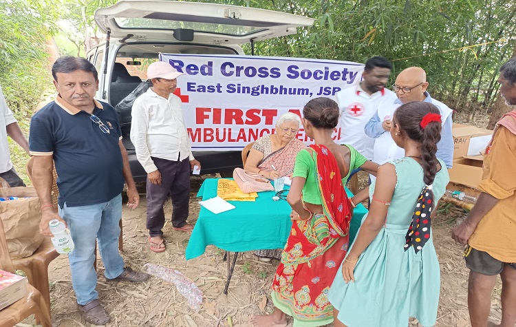 Jamshedpur red cross health camp : जमशेदपुर रेड क्रॉस सोसाइटी की टीम पहुंची सबर ग्राम दारिसाई, सबर बच्चों के साथ ही गांव के सारे लोग मिले कुपोषित, ग्रामीणों की जांच कर दी गई दवाइयां Jamshedpur red cross health camp : जमशेदपुर रेड क्रॉस सोसाइटी की टीम पहुंची सबर ग्राम दारिसाई, सबर बच्चों के साथ ही गांव के सारे लोग मिले कुपोषित, ग्रामीणों की जांच कर दी गई दवाइयां