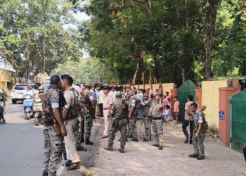Jamshedpur rail yard accident case : टाटानगर रेल यार्ड हादसा मामले में दो दौर की वार्ता के बाद भी नहीं निकला कोई बेनतीजा, 50 लाख रुपये मुआवजा व नौकरी की मांग पर अड़े परिजन, उग्र आंदोलन की चेतावनी
