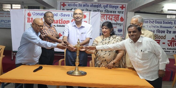 Jamshedpur red cross blood donation : पूर्वी सिंहभूम रेड क्रॉस सोसाइटी के शिविर में 52 लोगों ने किया रक्तदान, हिमालया स्टील मिल्स सर्विसेज के सीएसआर अभियान के तहत लगा शिविर
