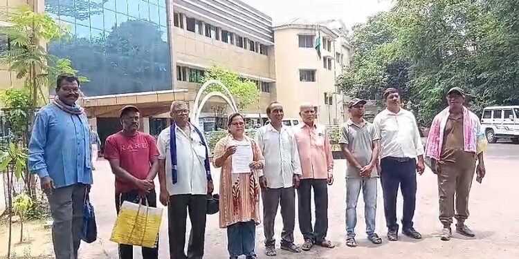 Jamshedpur mulvasi sangh demands : मूलवासी संघ ने नीट-यूजी पेपर लीक मामले में डीसी के जरिये राष्ट्रपति को सौंपा मांग पत्र, मामले की निष्पक्ष जांच कराकर दोषियों को सख्त सजा दिलाने की रखी मांग Jamshedpur mulvasi sangh demands : मूलवासी संघ ने नीट-यूजी पेपर लीक मामले में डीसी के जरिये राष्ट्रपति को सौंपा मांग पत्र, मामले की निष्पक्ष जांच कराकर दोषियों को सख्त सजा दिलाने की रखी मांग