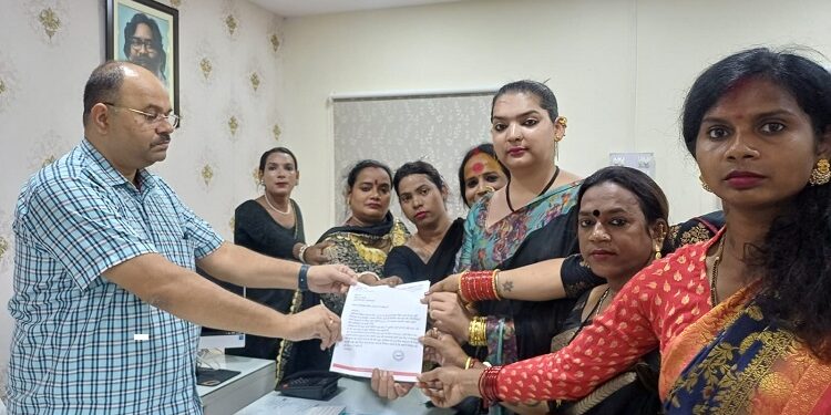 Jamsheddpur transgender’s demands : झारखंड ट्रांसजेंडर वेलफेयर बोर्ड की निष्क्रियता से ट्रांसजेंडर समुदाय में रोष, दो वर्षों में बोर्ड की एक भी बैठक नहीं हुई, सरकारी विभागों में नहीं होती कोई सुनवाई  