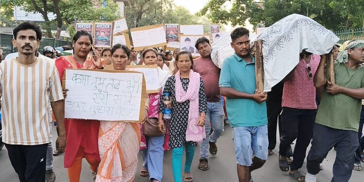 Jamshedpur rail yard accident hungama : टाटानगर रेल यार्ड हादसे के मृत मिस्त्री के शव का तीसरे दिन हुआ पोस्टमॉर्टम, परिजनों एवं ग्रामीणों का अपनी मांगों को लेकर हंगामा, स्टेशन आउट गेट के पास शव रख किया सड़क जाम, बड़ी संख्या में पुलिस बल तैनात