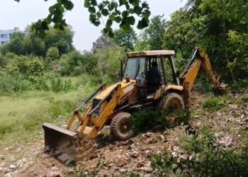 Jamshedpur punchayat bhawan construction : ग्रामीणों के विरोध प्रदर्शन के बाद पश्चिम हलुदबनी पंचायत भवन निर्माण की हुई पहल, पुलिस बल के साथ पहुंचे बीडीओ-सीओ ने कराई निर्माण स्थल की सफाई Jamshedpur punchayat bhawan construction : ग्रामीणों के विरोध प्रदर्शन के बाद पश्चिम हलुदबनी पंचायत भवन निर्माण की हुई पहल, पुलिस बल के साथ पहुंचे बीडीओ-सीओ ने कराई निर्माण स्थल की सफाई