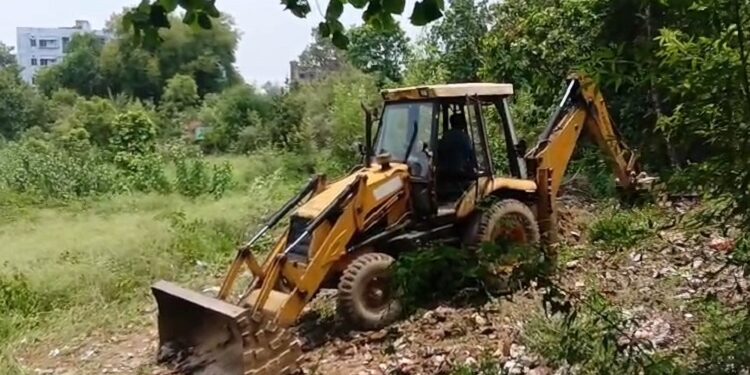 Jamshedpur punchayat bhawan construction : ग्रामीणों के विरोध प्रदर्शन के बाद पश्चिम हलुदबनी पंचायत भवन निर्माण की हुई पहल, पुलिस बल के साथ पहुंचे बीडीओ-सीओ ने कराई निर्माण स्थल की सफाई Jamshedpur punchayat bhawan construction : ग्रामीणों के विरोध प्रदर्शन के बाद पश्चिम हलुदबनी पंचायत भवन निर्माण की हुई पहल, पुलिस बल के साथ पहुंचे बीडीओ-सीओ ने कराई निर्माण स्थल की सफाई