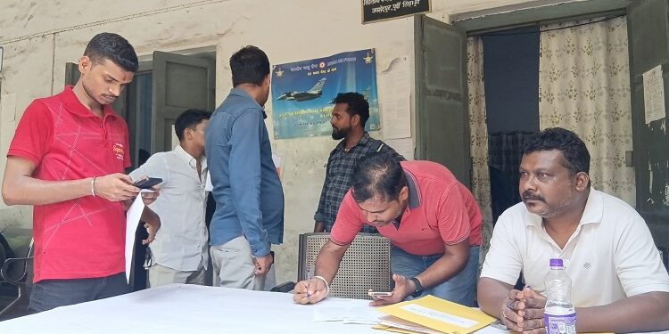 Jamshedpur mega job camp : जमशेदपुर के गोलमुरी नियोजनालय में मेगा जॉब कैंप का हुआ आयोजन, रोजगार शिविर में 500 युवाओं को मिला नौकरी का अवसर, टाटा मोटर्स व एयरटेल प्रोजेक्ट केलिए युवाओं का हुआ चयन Jamshedpur mega job camp : जमशेदपुर के गोलमुरी नियोजनालय में मेगा जॉब कैंप का हुआ आयोजन, रोजगार शिविर में 500 युवाओं को मिला नौकरी का अवसर, टाटा मोटर्स व एयरटेल प्रोजेक्ट केलिए युवाओं का हुआ चयन