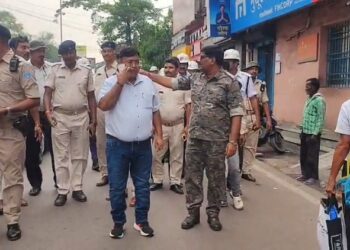 Jamshedpur traffic police action : साकची बाजार में ट्रैफिक पुलिस ने चलाया विशेष अभियान, ट्रैफिक व्यवस्था में सुधार के लिए की गई सख्त कार्रवाई, नो पार्किंग में खड़े वाहन हटवाए गए, चालान भी काटे Jamshedpur traffic police action : साकची बाजार में ट्रैफिक पुलिस ने चलाया विशेष अभियान, ट्रैफिक व्यवस्था में सुधार के लिए की गई सख्त कार्रवाई, नो पार्किंग में खड़े वाहन हटवाए गए, चालान भी काटे
