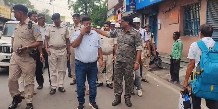 Jamshedpur traffic police action : साकची बाजार में ट्रैफिक पुलिस ने चलाया विशेष अभियान, ट्रैफिक व्यवस्था में सुधार के लिए की गई सख्त कार्रवाई, नो पार्किंग में खड़े वाहन हटवाए गए, चालान भी काटे