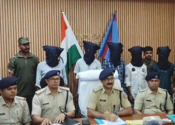 Jharkhand deoghar 6 drug paddlers arrested : देवघर पुलिस की नशे के कारोबारियों के खिलाफ बड़ी कार्रवाई, 76.19 ग्राम ब्राउन शुगर के साथ महिला समेत छह गिरफ्तार, मादक पदार्थों की तस्करी करने के 6 आरोपी हुए गिरफ्तार