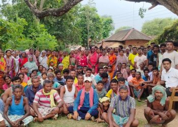 Jamshedpur rural hungama in gramsabha : पटमदा के ओड़िया पंचायत में खनन पट्टा को लेकर आयोजित ग्रामसभा में हंगामा, प्रस्ताव के समर्थन एवं विरोध को लेकर बनी तनाव की स्थिति, माहौल खराब होता देख बीडीओ के प्रतिनिधि ने दोनों पक्षों को शांत कराया