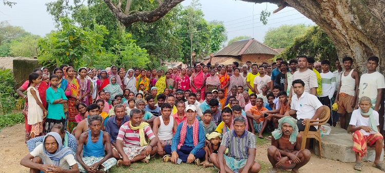 Jamshedpur rural hungama in gramsabha : पटमदा के ओड़िया पंचायत में खनन पट्टा को लेकर आयोजित ग्रामसभा में हंगामा, प्रस्ताव के समर्थन एवं विरोध को लेकर बनी तनाव की स्थिति, माहौल खराब होता देख बीडीओ के प्रतिनिधि ने दोनों पक्षों को शांत कराया