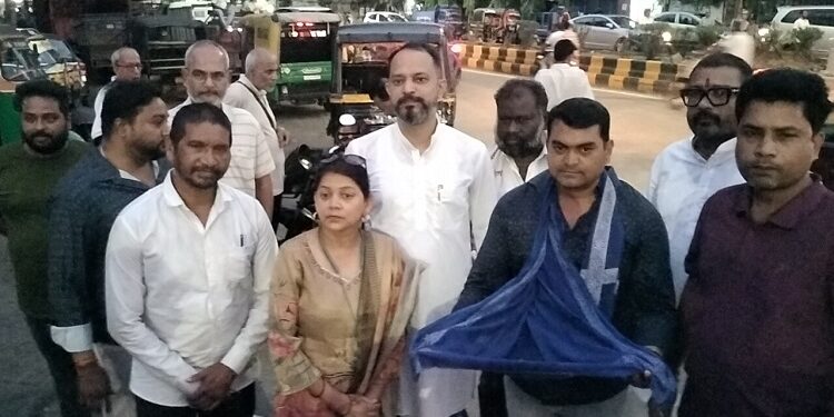 jharkhand utthan samity : झारखंड शिक्षा उत्थान समिति के अजितेश उज्जैन के नेतृत्व में बारीडीह गोलचक्कर में निजी विद्यालयों की मनमानी पर लगाम की मांग, पुस्तक परिवर्तन और शुल्क वृद्धि पर राज्य स्तरीय नीति बनाने की उठी आवाज jharkhand utthan samity : झारखंड शिक्षा उत्थान समिति के अजितेश उज्जैन के नेतृत्व में बारीडीह गोलचक्कर में निजी विद्यालयों की मनमानी पर लगाम की मांग, पुस्तक परिवर्तन और शुल्क वृद्धि पर राज्य स्तरीय नीति बनाने की उठी आवाज