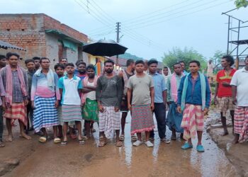 Jamshedpur rural beneficiary committee controversy  : पोटका के चंदनपुर जाहेरथान की चाहरदीवारी का निर्माण गुटबाजी में अटका,  अधूरी रही कल्याण पदाधिकारी की उपस्थिति में आयोजित ग्रामसभा,   दूसरी लाभुक समिति के गठन का मकरो हेंब्रम के साथ ग्रामीणों ने किया विरोध