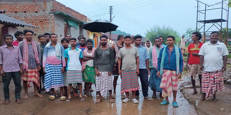 Jamshedpur rural beneficiary committee controversy : पोटका के चंदनपुर जाहेरथान की चाहरदीवारी का निर्माण गुटबाजी में अटका, अधूरी रही कल्याण पदाधिकारी की उपस्थिति में आयोजित ग्रामसभा, दूसरी लाभुक समिति के गठन का मकरो हेंब्रम के साथ ग्रामीणों ने किया विरोध Jamshedpur rural beneficiary committee controversy : पोटका के चंदनपुर जाहेरथान की चाहरदीवारी का निर्माण गुटबाजी में अटका, अधूरी रही कल्याण पदाधिकारी की उपस्थिति में आयोजित ग्रामसभा, दूसरी लाभुक समिति के गठन का मकरो हेंब्रम के साथ ग्रामीणों ने किया विरोध