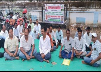 Jharkhand deoghar mnrega workers appeal : देवघर के हड़ताली मनरेगा कर्मियों की सीएम व ग्रामीण विकास मंत्री से मार्मिक अपील, कहा- संघर्ष नहीं समाधान उनकी मांग, 90 दिन से जारी हड़ताल से चरमराई आर्थिक स्थिति Jharkhand deoghar mnrega workers appeal : देवघर के हड़ताली मनरेगा कर्मियों की सीएम व ग्रामीण विकास मंत्री से मार्मिक अपील, कहा- संघर्ष नहीं समाधान उनकी मांग, 90 दिन से जारी हड़ताल से चरमराई आर्थिक स्थिति