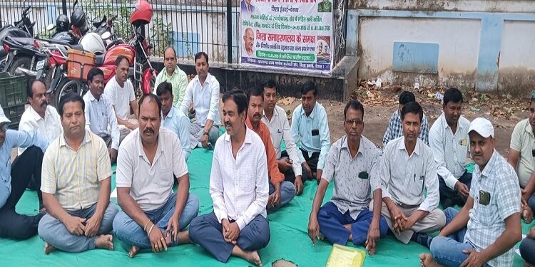 Jharkhand deoghar mnrega workers appeal : देवघर के हड़ताली मनरेगा कर्मियों की सीएम व ग्रामीण विकास मंत्री से मार्मिक अपील, कहा- संघर्ष नहीं समाधान उनकी मांग, 90 दिन से जारी हड़ताल से चरमराई आर्थिक स्थिति Jharkhand deoghar mnrega workers appeal : देवघर के हड़ताली मनरेगा कर्मियों की सीएम व ग्रामीण विकास मंत्री से मार्मिक अपील, कहा- संघर्ष नहीं समाधान उनकी मांग, 90 दिन से जारी हड़ताल से चरमराई आर्थिक स्थिति