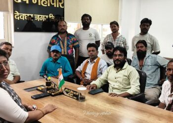 Jharkhand deoghar sanitation workers strike : देवघर उप महापौर ने हड़ताली सफाई कर्मियों के फेडरेश अध्यक्ष से की वार्ता, कहा- वित्तीय स्थिति के आकलन के बाद मांगे की जाएंगी पूरी, सफाई कर्मियों की अनिश्चित कालीन हड़ताल जारी Jharkhand deoghar sanitation workers strike : देवघर उप महापौर ने हड़ताली सफाई कर्मियों के फेडरेश अध्यक्ष से की वार्ता, कहा- वित्तीय स्थिति के आकलन के बाद मांगे की जाएंगी पूरी, सफाई कर्मियों की अनिश्चित कालीन हड़ताल जारी