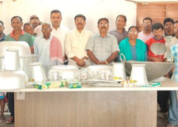 Jamshedpur pots given to ho samaj : जिप उपाध्यक्ष ने सलगाझरी हो समाज को दिये बरतन, पारिवारिक आयोजनों में आयेंगे काम, स्ट्रीट लाइटों का भी हुआ वितरण Jamshedpur pots given to ho samaj : जिप उपाध्यक्ष ने सलगाझरी हो समाज को दिये बरतन, पारिवारिक आयोजनों में आयेंगे काम, स्ट्रीट लाइटों का भी हुआ वितरण