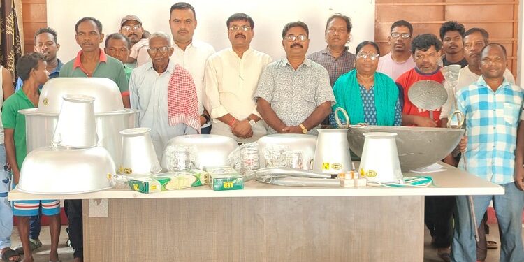 Jamshedpur pots given to ho samaj : जिप उपाध्यक्ष ने सलगाझरी हो समाज को दिये बरतन, पारिवारिक आयोजनों में आयेंगे काम, स्ट्रीट लाइटों का भी हुआ वितरण Jamshedpur pots given to ho samaj : जिप उपाध्यक्ष ने सलगाझरी हो समाज को दिये बरतन, पारिवारिक आयोजनों में आयेंगे काम, स्ट्रीट लाइटों का भी हुआ वितरण