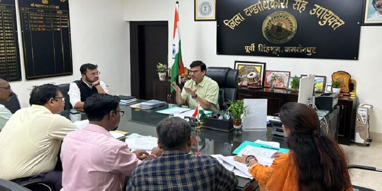 Jamshedpur SIR : जमशेदपुर के मतदाता सूची विशेष गहन पुनरीक्षण को लेकर जिला निर्वाचन पदाधिकारी ने की समीक्षा बैठक, 14 जून को आवासीय सोसाइटी व अपार्टमेंट्स में लगेगा विशेष कैंप Jamshedpur SIR : जमशेदपुर के मतदाता सूची विशेष गहन पुनरीक्षण को लेकर जिला निर्वाचन पदाधिकारी ने की समीक्षा बैठक, 14 जून को आवासीय सोसाइटी व अपार्टमेंट्स में लगेगा विशेष कैंप