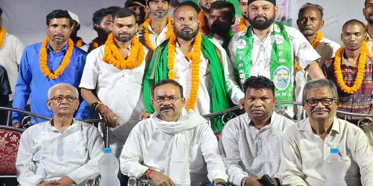 jamshedpur jmm success : युवाओं और महिलाओं ने जुगसलाई के विधायक के समक्ष झामुमो का दामन थामा, मंगल कालिंदी ने कहा – विकास कार्यों को देखते हुए युवाओं और महिलाओं की रुझान झामुमो की ओर बढ़ रहा है